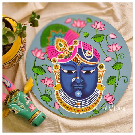 Shree Krishna Lippan Art, Round Canvas Painting Ideas Wall Art, Circle Mdf Board Painting Ideas, Shrinathji Rangoli Designs, Shrinathji Lippan Art, Shreenath Ji Painting, Shreenathji Pichwai Painting, Round Canvas Art Acrylics, Easy Pichwai Paintings