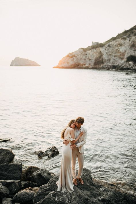 Stunning wedding in a small Tuscan seaside village via Magnolia Rouge Cinque Terre Engagement Photos, Italy Elopement, Explore Mexico, Seaside Village, Wedding Session, Tuscany Wedding, Engagement Photo Inspiration, Wedding Los Angeles, Photo Couple