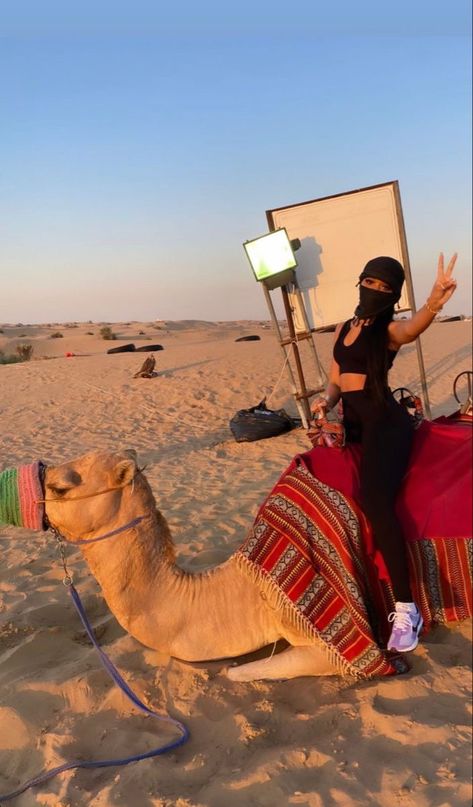 Dessert Outfit Women Dubai, Dubai Black Women, Camel Ride Outfit, Aesthetic Pearls, Egypt Outfits, Girl Aesthetic Wallpaper, Desert Photoshoot Ideas, Vacay Spots, Vacay Fits