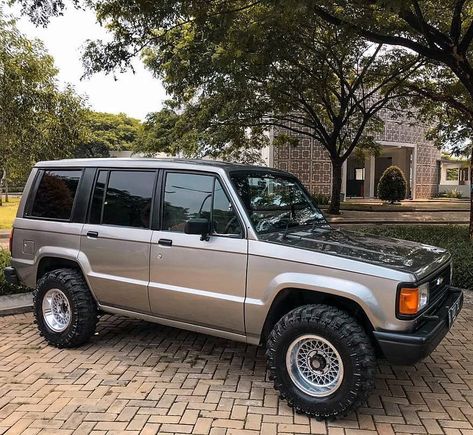 Trooper Mafia on Instagram: “@troophz.id #superclean #chevrolettrooper #isuzutrooper #isuzu #trooper #troopermafia #lifeistooshorttodriveboringcars #overland…” Isuzu Bighorn, Super Troopers, Isuzu Trooper, Adventure Car, Car Goals, Chevrolet Trucks, Gmc Trucks, Car And Driver, My Dream Car