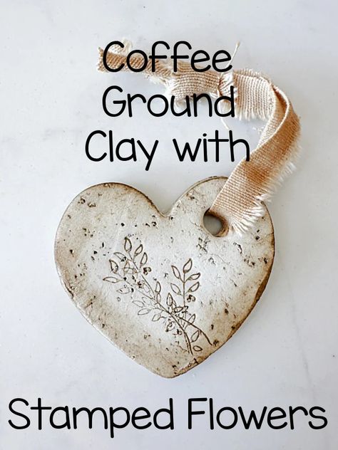 easy coffee ground clay Clay Hearts Air Dry, Diy Clay Stamps, Easy Christmas Clay Ideas, Clay Creations Easy, Paper Clay Crafts, Christmas Air Dry Clay Ideas, Diy Air Dry Clay Recipe, Foam Clay Crafts, Air Dry Clay Recipe