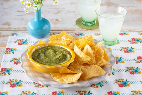 Pioneer Woman Salsa Verde, Tomatillo Recipes, Tomatillo Salsa Recipe, Super Bowl Dips, Restaurant Style Salsa, Party Dip Recipes, Recipes Sauces, Tomatillo Salsa, Salsa Recipes