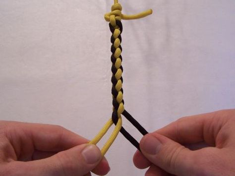 T. J. Potter, Sling Maker - Instructions for a 4-strand Round Braid (for making the lacing cord for my next dress) 4 Cord Braid, How To Braid Rope, 4 Strand Round Braid, Square Braid, Horse Hair Braiding, Round Braid, Paracord Projects Diy, 4 Strand Braids, Paracord Dog Leash