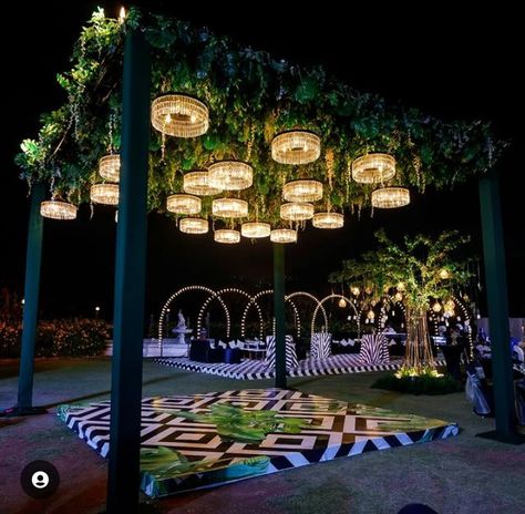 Sangeet Stage Outdoor, Sangeeth Stage Decor Outdoor, Sangeet Indoor Decoration, Marriage Chori Design For Night, Green Sangeet Decor, Sangeet Theme Ideas Outdoor, Sangeet Dance Floor Outdoor, Cocktail Stage Decor, Sangeet Theme Decor