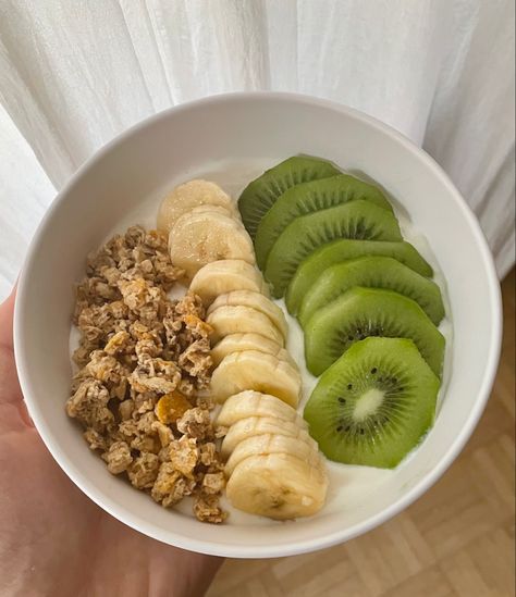 Kiwi Yogurt Bowl, Yogurt And Granola Bowl, Granola With Yogurt, Aesthetic Yogurt Bowls, Granola And Yogurt Breakfast, Yogurt Aesthetics, Granola Fruit Bowl, Healthy Dorm Food, Yogurt Bowl Aesthetic