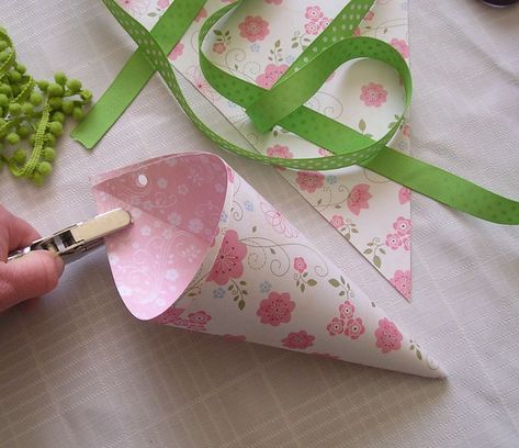 How to make a paper cone for flowers for Mother's Day Flower Cones Diy, May Day Traditions, May Baskets, Baba Marta, May Day Baskets, Flower Cones, Craft Things, Trending Ideas, Paper Cones