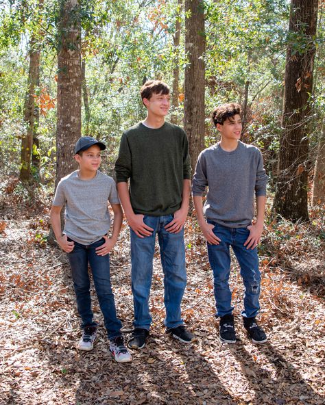 Brother Fall Photo Ideas, Teen Brother Photoshooting Ideas, 3 Brothers Photo Shoot, Three Siblings Photoshoot, Three Brothers Photo Shoot, Older Brothers Photo Shoot, Brother Photography Poses, Guys Photoshoot, Brothers Photoshoot