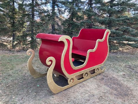 Santa sleigh. Christmas sleigh. Photography prop. Wooden Sleigh Diy, Holiday Woodworking Projects, Christmas Venue, Christmas Vegetables, Christmas Santa Sleigh, Outdoor Christmas Diy, Christmas Booth, Suit Styles, Wooden Christmas Crafts