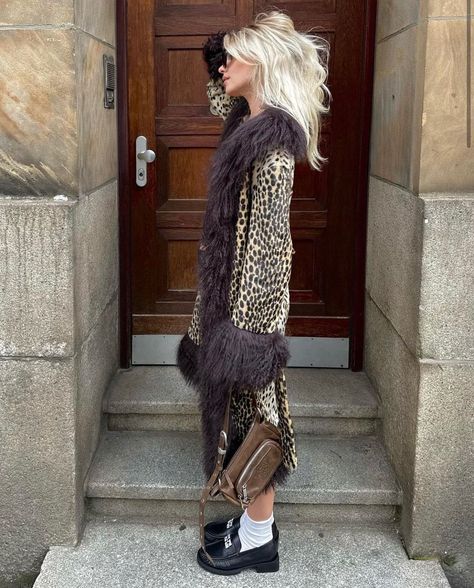 It’s giving Lizzie McGuire🤎 #charlottesimone | Instagram Trenchcoat Fashion, Faux Fur Coats Outfit, Fur Outfit, Fur Coat Outfit, Charlotte Simone, Lizzie Mcguire, Everyday Basics, Coat Outfits, Fashion Fits