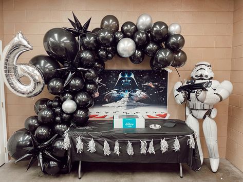 Star Wars Birthday Balloon Garland, Darth Vader Birthday Party Ideas, Star Wars Balloon Arch, Darth Vader Birthday Party, Mandalorian Party, Darth Vader Birthday, Star Wars Balloons, Darth Vader Party, Yoda Party