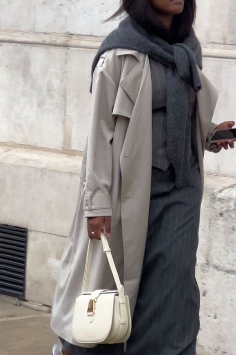 minimal style trench coat outfit asethetic inspiration for spring outfit ideas. styling maxi skirt for casual everyday spring outfit Styling Maxi Skirt, Style Trench Coat, Outfit Beige, African Prom Dresses, Maxi Skirt Style, Trench Coat Outfit, Beige Trench Coat, Spring Outfit Ideas, Trench Coat Style