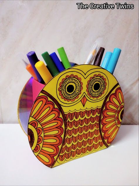 The creative twins : Cute Owl Pen Stand made from old ads Creative Pen Stand Ideas, Pen Stand From Waste Materials, Penstands Creative, Handmade Pen Stand, Penstands Ideas, Decoration From Waste Material, Pen Stand Diy Creative, Cd Crafts Decoration, Diy Pen Stand Ideas