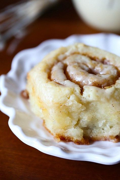 Super easy warm and glazed Biscuit Cinnamon Rolls Recipe - so easy and ready in under 30 minutes! Great for breakfast or brunch. Cinnamon Roll Glaze, Best Homemade Cinnamon Rolls, Biscuit Cinnamon Rolls, Homemade Glaze, Easy Biscuit, Biscuit Ideas, Easy Cinnamon Rolls Recipe, Cookies And Cups, Cinnamon Biscuits