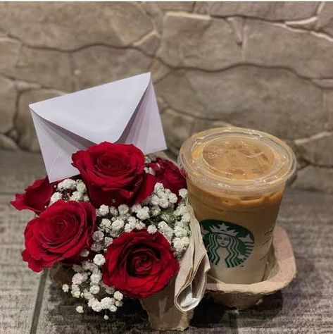 Flowers Gifts Girlfriend, Starbucks Bouquet Gift Ideas, Coffee Bouquet Ideas, Starbucks Flower Bouquet, Starbucks And Flowers, Valentines Gift For Girlfriend Flowers, Flower Gift Basket, Coffee Bouquet Gift, Starbucks Bouquet