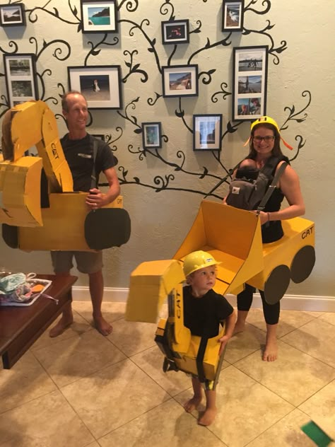 Construction machine family! Excavator, mini excavator, and front loader costumes made from boxes! Happy Halloween! Halloween Costumes Dinosaur, Digger Costume, Boys Halloween Costumes Diy, Halloween Costumes Family, Toddler Boy Halloween Costumes, Family Halloween Costume Ideas, Dinosaur Halloween Costume, Family Halloween Costume, Boy Halloween