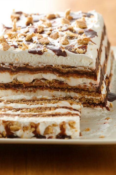 S'mores ice box cake just may be the perfect summer dessert! Freezer Cake Recipes, Hot Fudge Topping, Ice Box Cake, Biscuits Graham, Icebox Cake, Ice Cream Toppings, Cream Desserts, A Piece Of Cake, Ice Cream Desserts