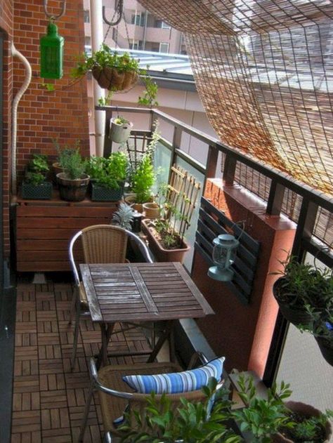 Very beautiful diy cozy small balcony decoration ideas with flowers and lights Klein Balkon Decor, Small Apartment Balcony, Small Apartment Balcony Ideas, Rustic Outdoor Decor, Apartment Balcony Garden, Balkon Decor, Modern Appartement, Balcony Design Ideas, Small Balcony Ideas Apartment