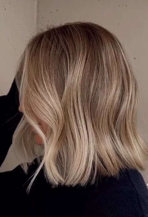 Short Brownish Blonde Hair, Full Highlight Before And After, Short Hair With Blonde Highlights, Short Blonde Highlights, Blond Highlights On Dirty Blonde Hair, Bronde Balayage Short Hair, Short Highlighted Hair, Bronde Haircolor With Money Pieces, Short Dirty Blonde Hair