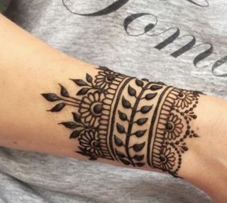 Wrist henna design #1. Wrist Design Mehendi, Wrist Mendhi Designs, Single Henna Design, Henna Design Wrist, Henna Wrap Around Tattoo, Henna Design On Wrist, Bracelet Mehendi Design For Wrist, Easy Wrist Henna, Mehendi Wrist Designs