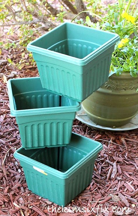 DIY stacked-flower-pots. Stacked Flower Pots, Stackable Garden, Build A Flower, Stackable Planters, Stacked Pots, Flower Tower, Tower Garden, Flower Pot Crafts, Garden Stand