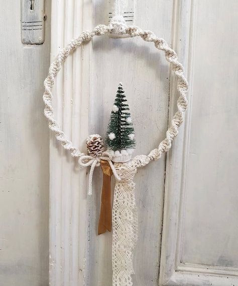 Simple Christmas Wreath Ideas, Macrame Holiday, Simple Christmas Wreath, Rope Wreath Diy, Diy Christmas Crafts To Sell, Ideas Decoracion Navidad, Christmas Wreath Designs, Macrame Wreath, Unique Wreaths