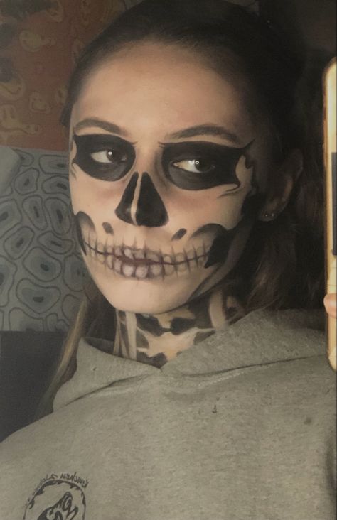 Tate Langdon skeleton makeup Halloween Tate Langdon Makeup, Skeleton Face Makeup, Eyeliner Designs, Tate Langdon, Skeleton Makeup, Graphic Eyeliner, Halloween Makeup Inspiration, Halloween Costumes Friends, Face Aesthetic