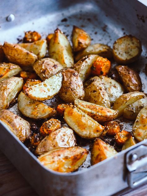 African Seasoning, Za'atar Recipe, Roasted Potato Wedges, Middle East Food, Roasted Potato, Oven Roasted Potatoes, Fun Salads, God Mat, Potato Wedges