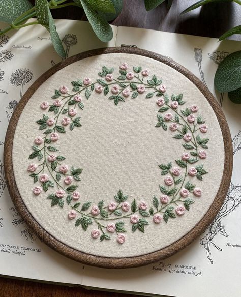 Embroidery Stitches Beginner, Basic Hand Embroidery Stitches, Cushion Embroidery, Clothes Embroidery Diy, Simple Hand Embroidery Patterns, Christmas Embroidery Patterns, Diy Embroidery Designs, Hand Embroidery Patterns Flowers, Embroidery Tshirt