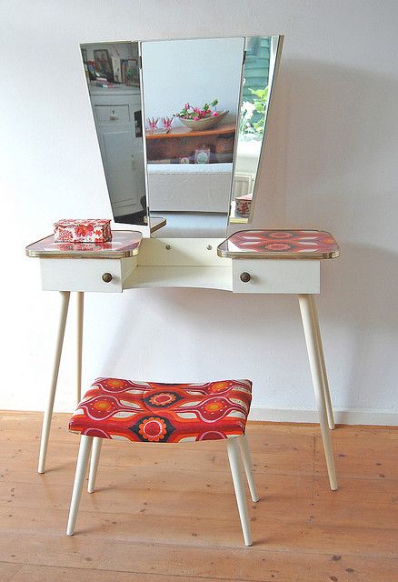 Retro vanity table -- never seen anything like this before. Retro Vanity, Dressing Table Vanity, Vintage Dressing Tables, Deco Retro, Retro Furniture, Decoration Inspiration, Vintage Vanity, Vanity Table, Retro Home