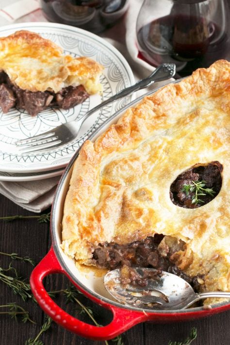 Boeuf Bourguignon Pot Pie Red Wine Stew, Beef Pot Pie Recipe, Tarte Vegan, Beef Pot Pies, Italian Dinner Party, Beef Bourguignon, Pot Pies Recipes, Braised Beef, Flaky Pastry