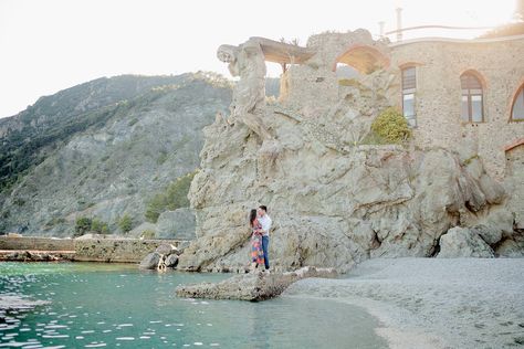 couple photography monterosso cinque terre Travel Photography Tips, Sports Activities, Winter Sports, Engagement Pictures, Engagement Shoots, Couple Photography, Tuscany, Family Photographer, Photography Tips