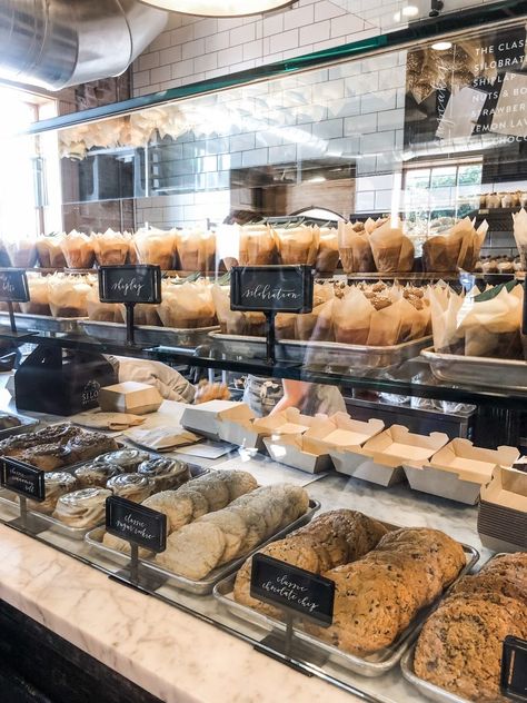 Bakery Display Ideas Store Fronts, Bakery Furniture Ideas, Retro Bakery Interior, Coffee Shop Bakery Ideas, Bakery Products Ideas, Rustic Bakery Aesthetic, Bakery Interior Aesthetic, Bakery Astethic, Bakery Merchandise Ideas