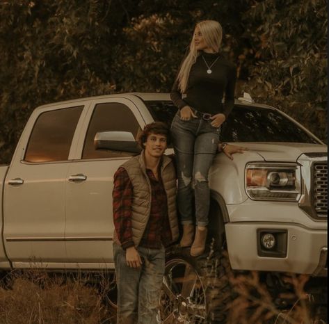 Boyfriend Truck Pictures, Couple Fall Photoshoot With Truck, Prom Picture Poses With Truck, Cute Country Couples Pictures, Western Prom Couple, Truck Prom Pictures, Truck Photoshoot Ideas Couples, Southern Couple Aesthetic, Prom Pictures With Truck