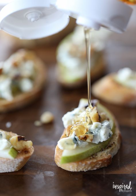 Pear Honey Recipe, Appetizer Crostini, Blue Cheese Appetizers, Honey Appetizers, Pear Honey, Crostini Appetizers, Appetizers Christmas, Crostini Recipes, Appetizer Bites