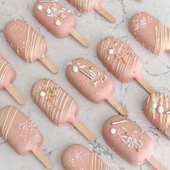 Image may contain: food Diy Cakesicles, Pink Popsicles, Cake Sicles, Popsicles Cake, Chocolate Popsicles, Pink Treats, Cake Pop Designs, Rainbow First Birthday, Gourmet Candy