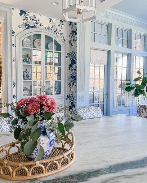 GRETCHEN BLACK (@gretchenblack) • Instagram photos and videos French Beach Cottage, Light Blue Interior Design, Gretchen Black, Light Blue Houses, Light Blue Kitchens, Chinoiserie Design, Sanskrit Mantra, Rachel Parcell, French Country Kitchen