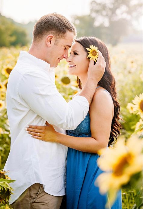 Sunflower Field Couple Photos In Sunflower Field, Couples In Sunflower Field, Sunflower Photoshoot Ideas Couple, Sunflower Poses Picture Ideas Couples, Sunflower Couple Pictures, Sunflower Engagement Photos, Sunflower Field Couples Photoshoot, Sunflower Field Engagement Photos, Couple Sunflower Field Pictures