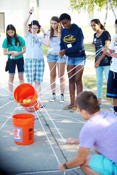 Toxic waste activity. Find instructions here: http://www.wilderdom.com/games/descriptions/ToxicWaste.html                                                                                                                                                      More Basketball Promposal, Kerja Tim, Teamwork Activities, Permainan Kerjasama Tim, Aktiviti Tadika, Elementary School Principal, العمل الجماعي, Problem Solving Activities, Team Building Games