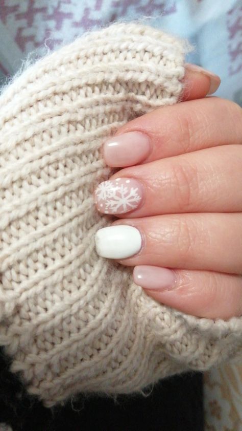 you can see my hand with the nail, on the thumb, index and little finger is a normal color, in the ring finger the white, and the middle finger the same as thumb, but with a decoration white with snowflakes. Christmas Nails For 13 Yo, Christmas Nails Kids Simple, Cute Christmas Nail Ideas For Teens, Nail Ideas For 10-11, Simple Christmas Nails For Kids, Kids Gel Nails Ideas Christmas, Easy Cute Christmas Nails, Holiday Nails For Kids, Christmas Nail Ideas For Kids