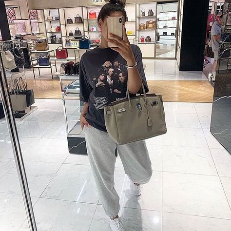 Coach Luggage, Airport Chic, Air Port Outfit, Street Trends, Celine Luggage Bag, Airport Outfit, Coach Swagger Bag, Louis Vuitton Bag Neverfull, Comfy Outfits