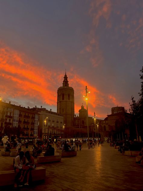 Valencia Core Aesthetic, Valencia Photo Ideas, Countries I Want To Travel, We Are Strangers, Valencia Aesthetic, Strangers In The Night, Aesthetic Photo Ideas, Europe Winter, Valencia Spain