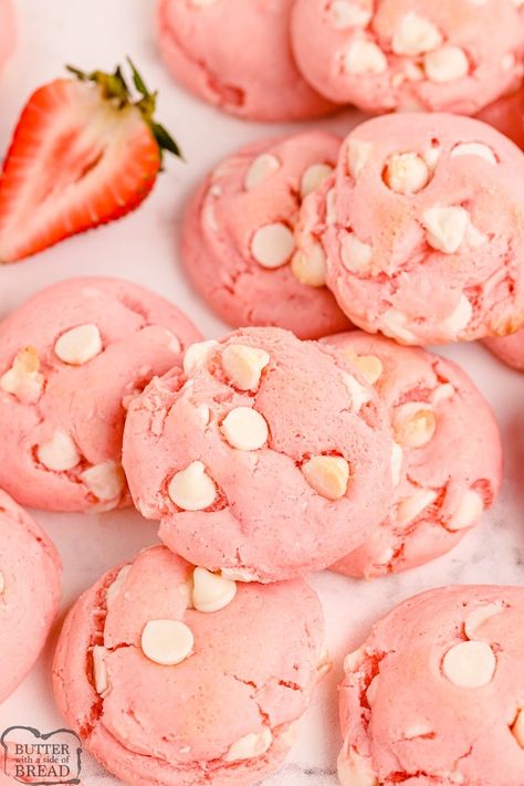 White Chocolate Strawberry Cake, Chewy Cake, White Cake Box, Different Cake Flavors, Strawberry Cake Mix Cookies, Strawberry Pie Recipe, White Chocolate Strawberries, Chocolate Strawberry Cake, Apple Dump Cakes