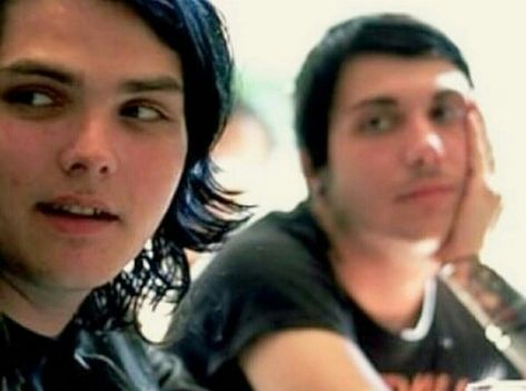 frank staring at gerard is honestly my current mood Frank And Gerard, Gerard And Frank, Mcr Memes, Gee Way, Memes Love, Emo Memes, I Love Mcr, Emo Trinity, Palaye Royale