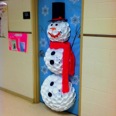 Snowman from styrofoam cups! I might have to do this!!!!! Door Decorating Contest, Snowman Door, Winter Classroom, School Doors, Styrofoam Cups, Door Displays, Door Decorations Classroom, Holiday Door, Christmas Classroom