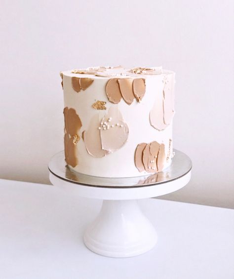 Smudge Cake Frosting, Friendsgiving Cake Ideas, Smudge Cake, Neutral Birthday Cake, Friendsgiving Cake, Neutral Birthday, Frosting Cake, Chic Birthday, Brown Decor