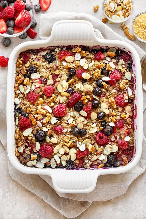 This healthy oatmeal bake with strawberries, blueberries and raspberries is a sweet, juicy and delicious way to enjoy your morning oatmeal! | thecozyapron.com #oatmealbakebreakfast #oatmealbakebreakfasthealthy #oatmealbakerecipes #oatmealbakehealthy #oatmealbakedblueberries #bakedoatmeal Bake With Strawberries, Healthy Oatmeal Bake, Blueberries And Raspberries, Oatmeal Bake, Homemade Breakfast Sausage, Old Fashioned Oats, Perfect Healthy Breakfast, Drink Inspiration, Strawberries Blueberries