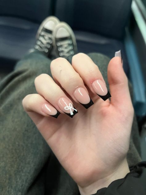 Black French Tip Christmas Nails, Bow Nails Square, Square Bow Nails, Square French Tip Nails With Design, Nails Inspo French Tip, French Tip Nails With Bow, French Tip Aesthetic, French Tip With Bow, Promotion Nails