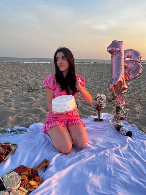 birthday beach sunset picnic flowers dress dress birthday beach sunset Beach Bday Outfit, Beach Birthday Outfit Ideas, 18th Birthday Party Ideas Beach, Bday Beach Photoshoot, Birthday Pictures At The Beach, Birthday Beach Ideas, Birthday Photos On The Beach, Picnic Birthday Photoshoot, Outfit Cumpleaños