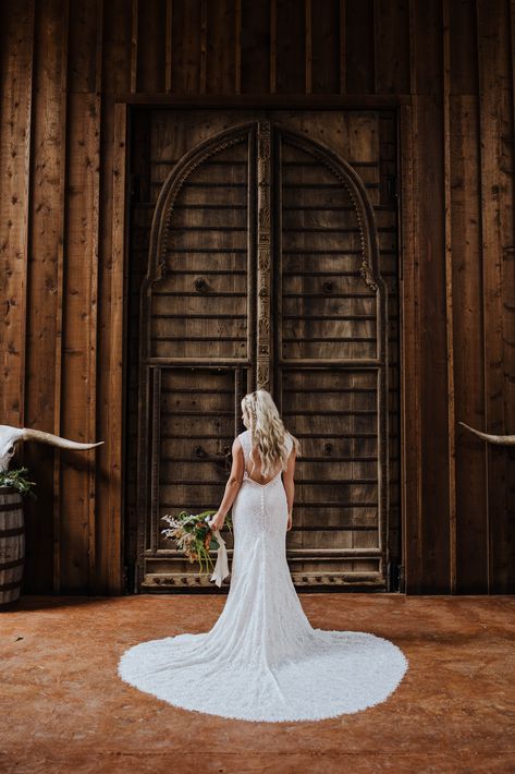 Western Wedding Dress, Western Bride, Country Wedding Pictures, Bride Stuff, Wedding Western, Photo Mood, Western Wedding Dresses, Bride Pictures, Cowboy Wedding