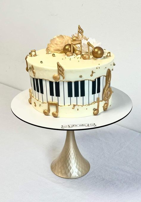 Music Cake Ideas For Men, Music Cake Ideas, Bolo Musical, Cakes Without Fondant, Birthday Cake Alternatives, Apple Cake Pops, Piano Cake, Music Themed Cakes, Piano Cakes